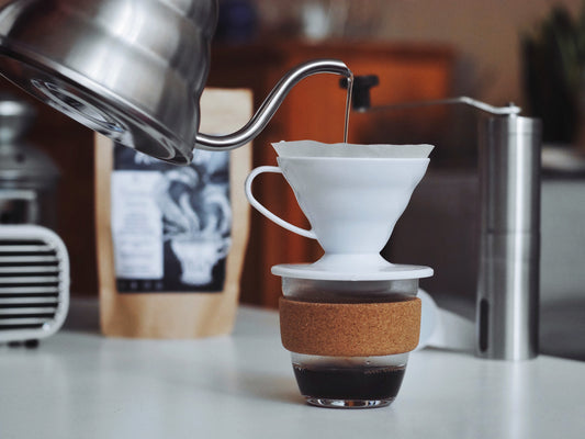 Filterkaffee Zubereitung mit dem Hario V60. Aufgiesen mit einem Schwaanenhals-Wasserkocher.