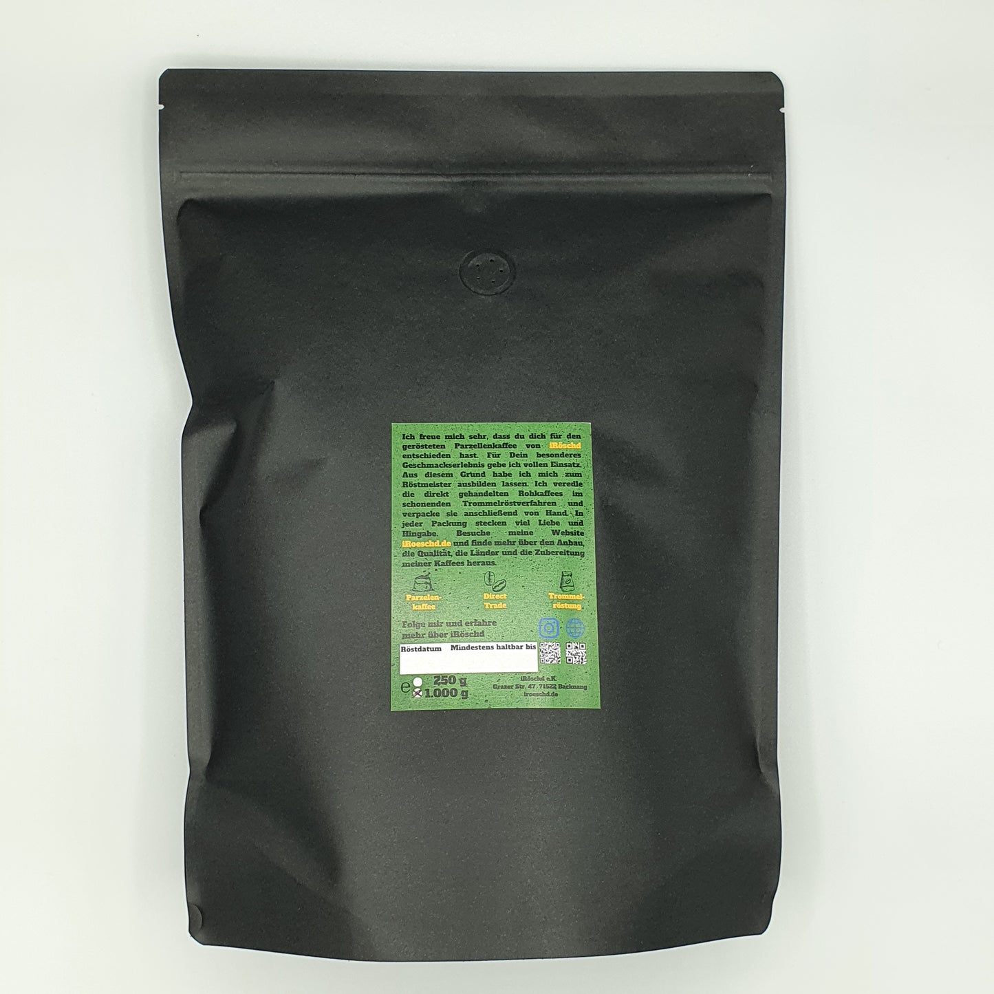 Zusehen ist ein Parzellenkaffee aus Brasilien als Filterkaffee geröstete und in der 1kg Pckung verpackt. Der Kaffee Stammt von den Brüdern Dutras der Farm Faziendas Dutras aus der Region Sitio Sao Jose.