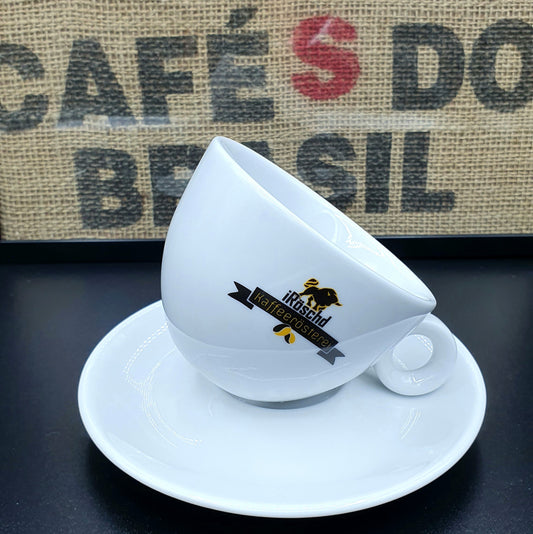 Cappuccino Tasse mit dem Logo von iRöschd auf einer Seite der Tasse. Zustäzlich ist die Untertasse enthalten.