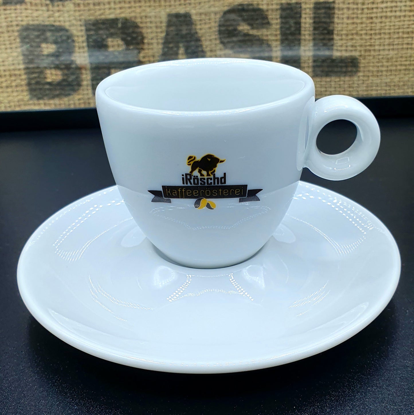 Hochwertige Porzellantasse von iRöschd. Geeignet als Espresso Tasse. Espresso Tasse mit dem Siegel von iRöschd. Die schlichte Untertasse ist enthaltn.