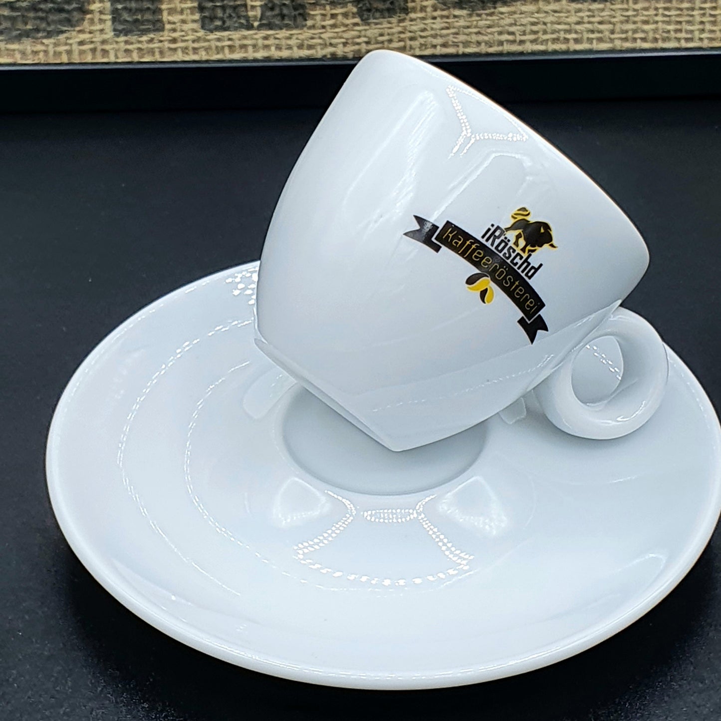 Hochwertige Porzellantasse von iRöschd. Geeignet als Espresso Tasse. Espresso Tasse mit dem Siegel von iRöschd. Die schlichte Untertasse ist enthaltn.